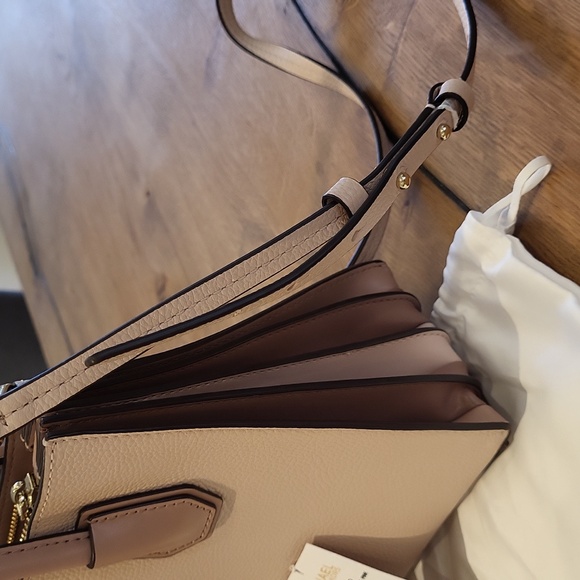 Michael Kors Medium Mercer Crossbody Bag - Picture 5 of 10